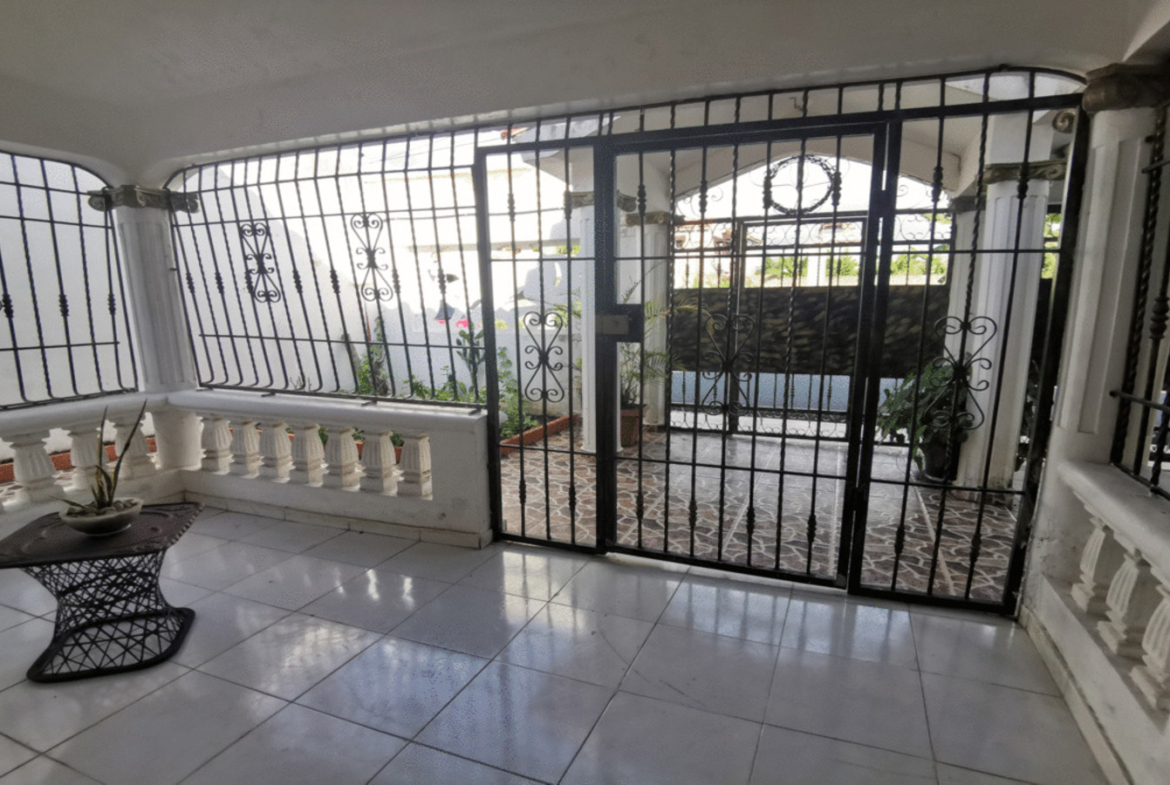 Casa con el patio más grande de Prado Oriental en Santo Domingo Este