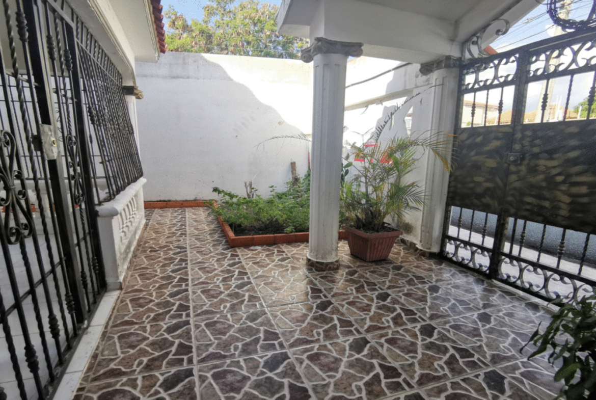 Casa con el patio más grande de Prado Oriental en Santo Domingo Este