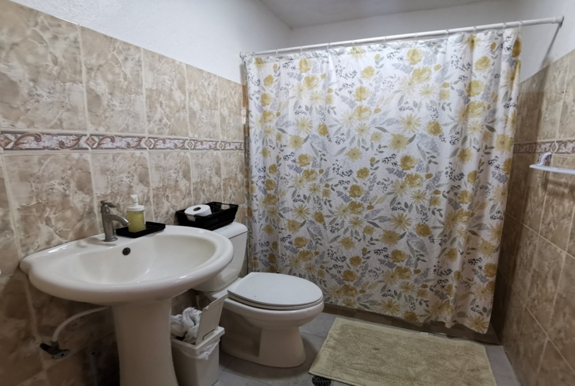 Casa Con Dos Apartamentos en Urbanización Italia