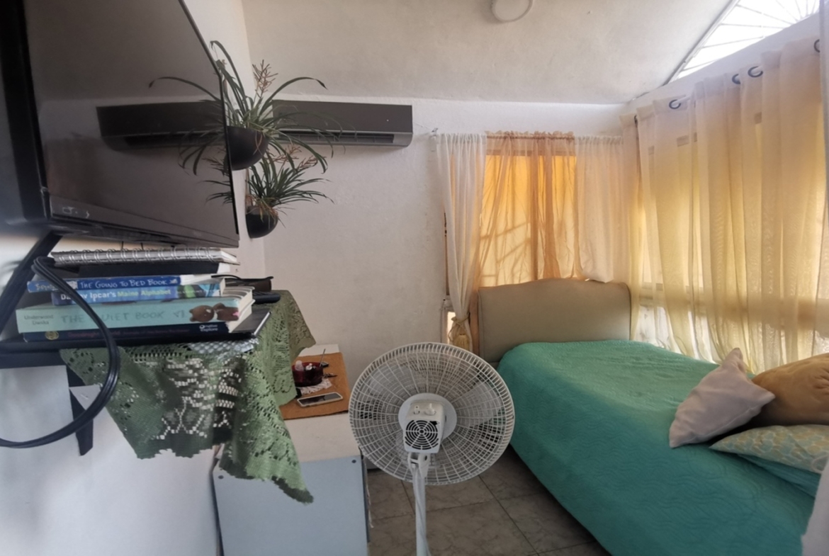 Casa Con Dos Apartamentos en Urbanización Italia