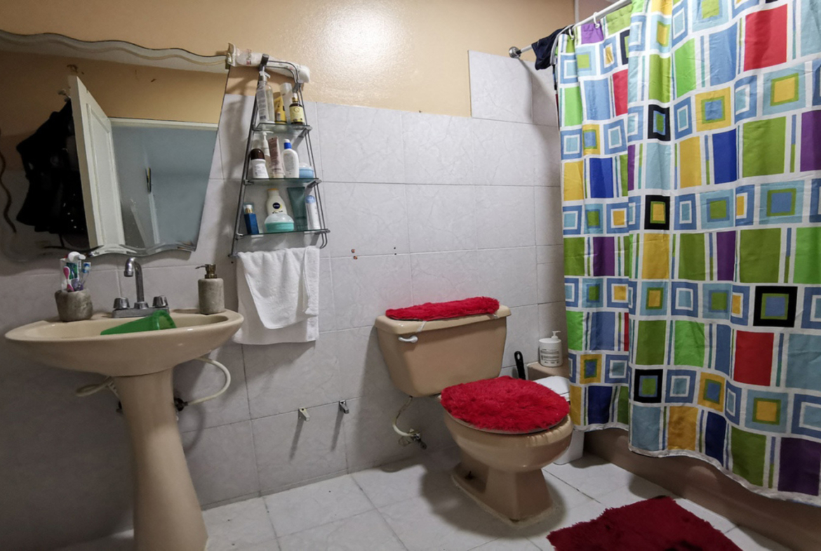 Casa Con Dos Apartamentos en Urbanización Italia