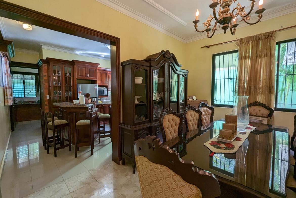 Oportunidad Única: Casa Familiar Los Tres Ojos
