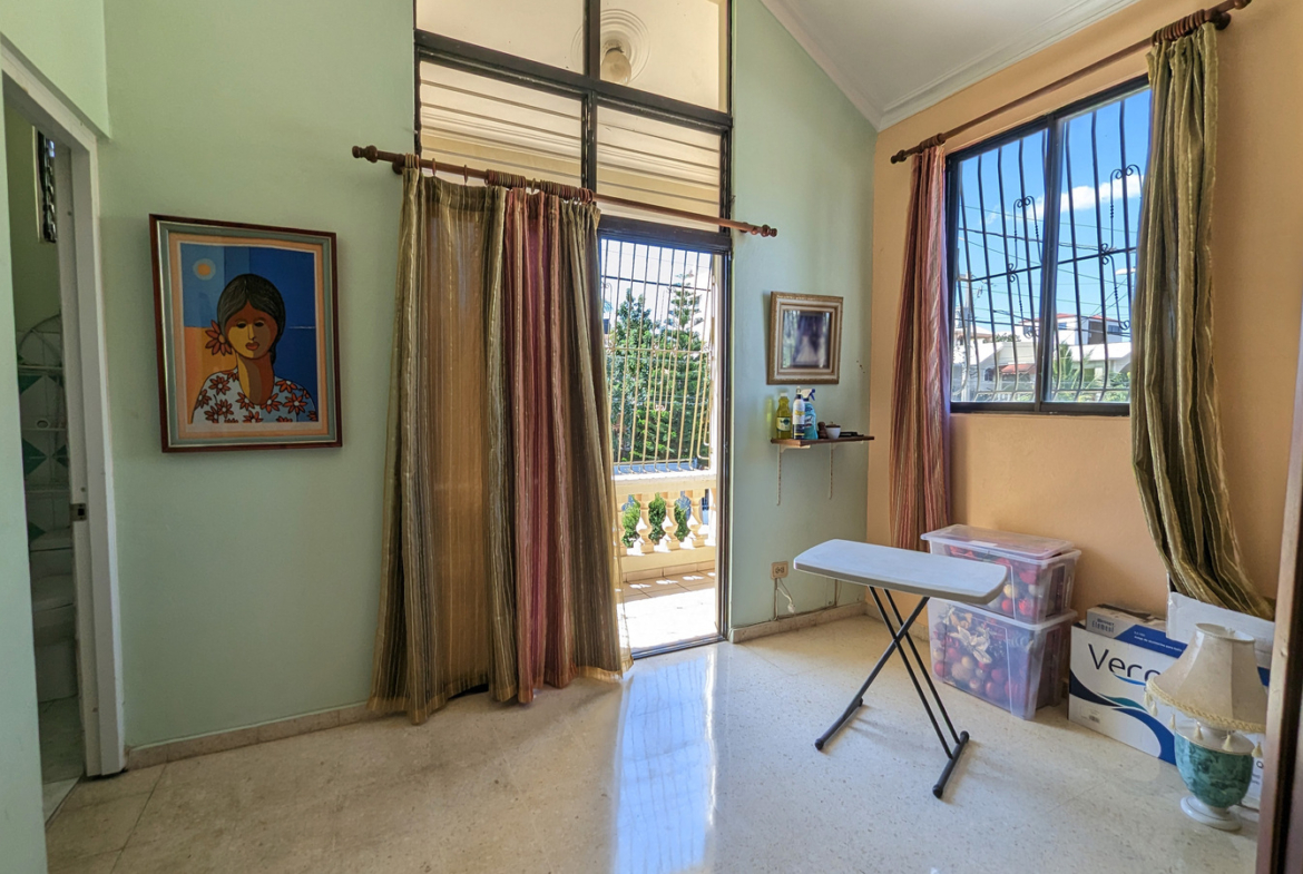 Oportunidad Única: Casa Familiar Los Tres Ojos