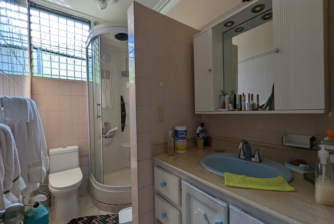 Oportunidad Única: Casa Familiar Los Tres Ojos