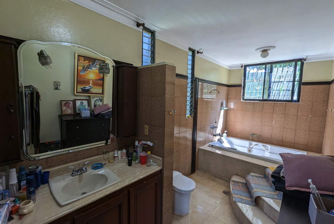 Oportunidad Única: Casa Familiar Los Tres Ojos