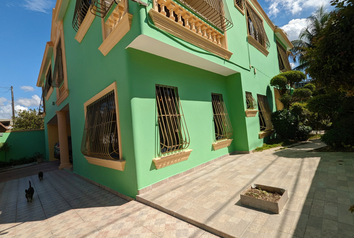 Oportunidad Única: Casa Familiar Los Tres Ojos