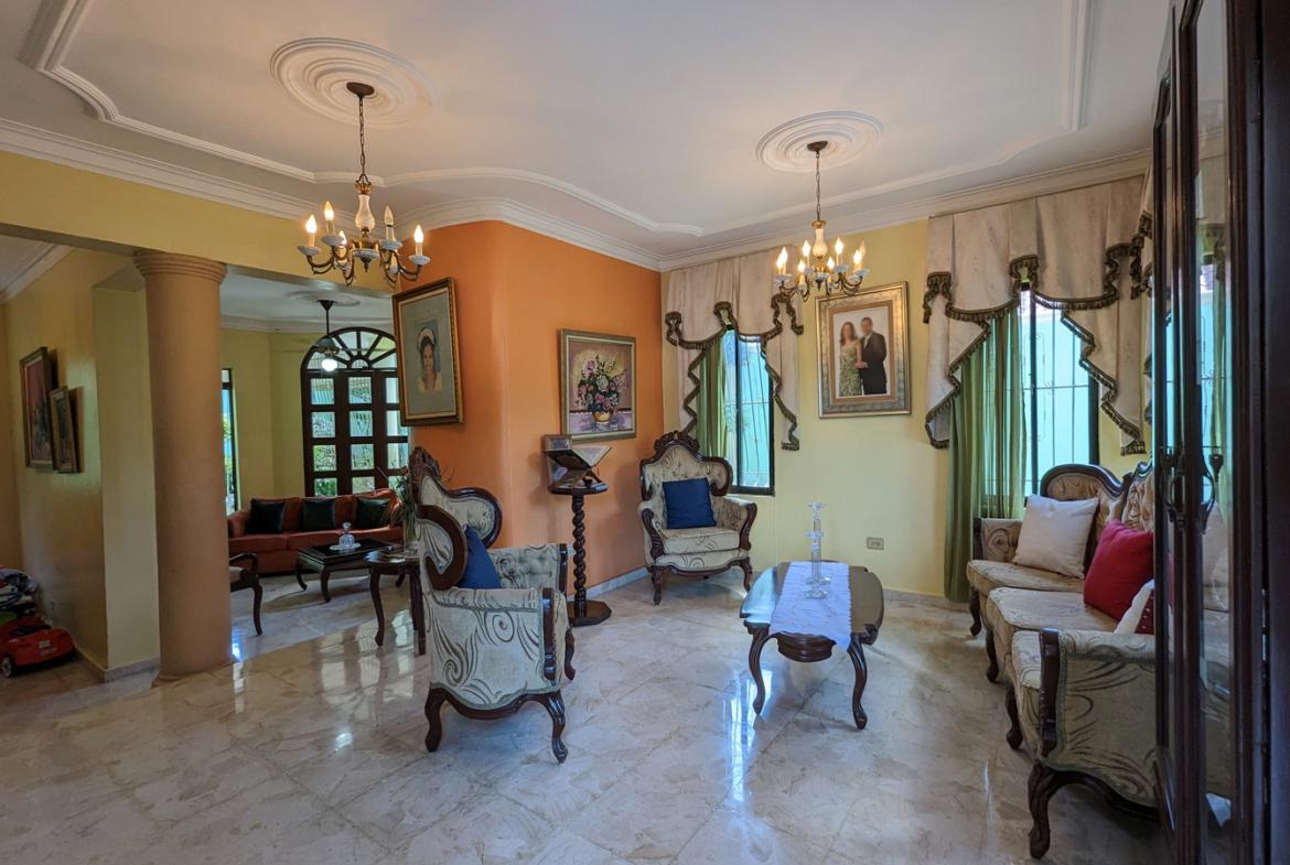 Oportunidad Única: Casa Familiar Los Tres Ojos