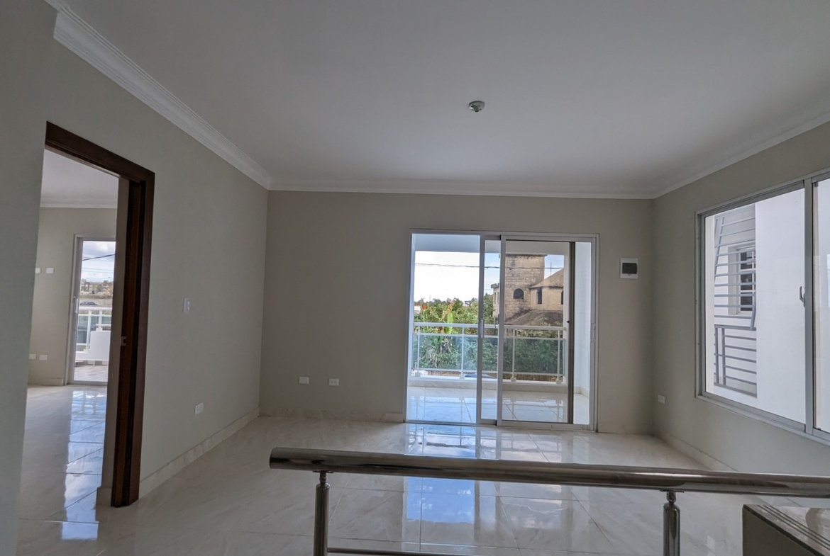 Casa con Terraza y Patio Grande en Prado Oriental