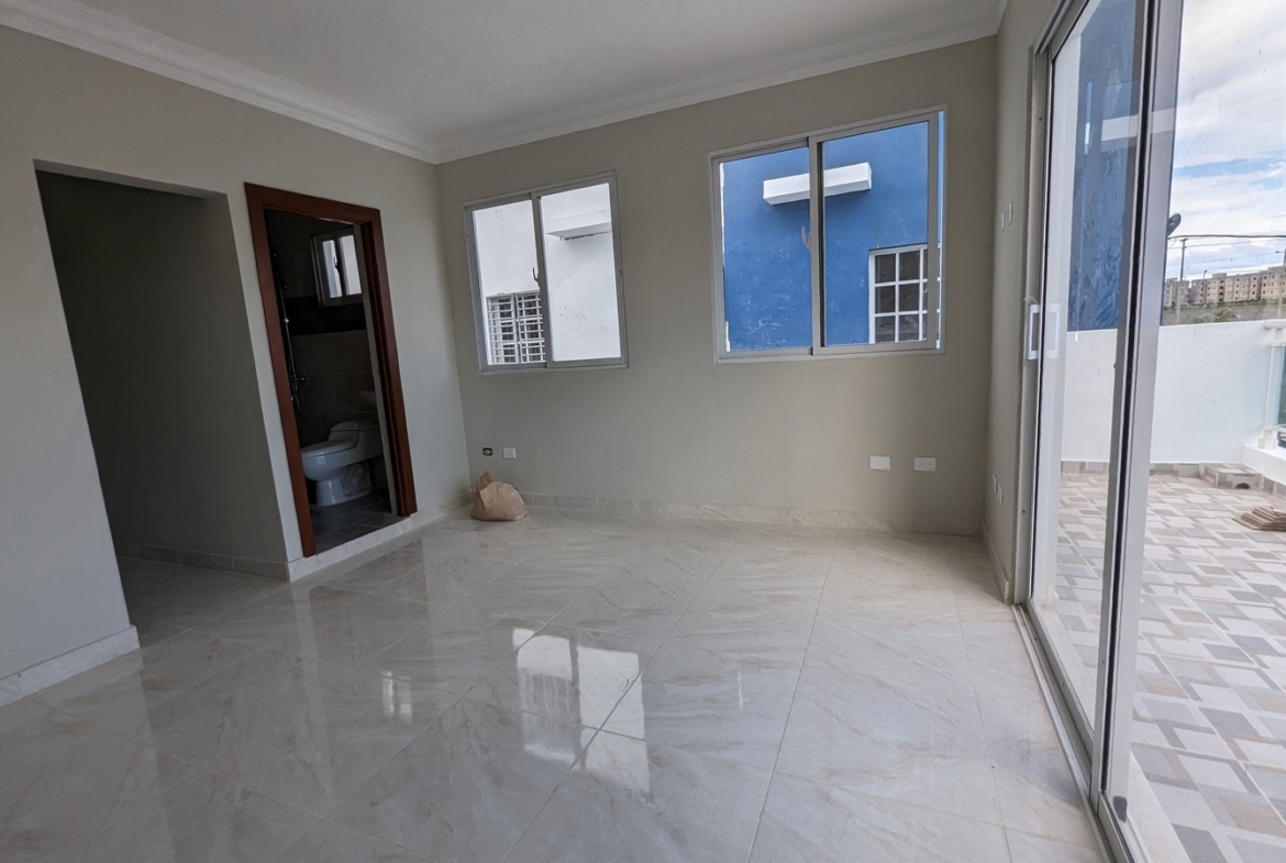 Casa Nueva con Amplio Patio en Prado Oriental