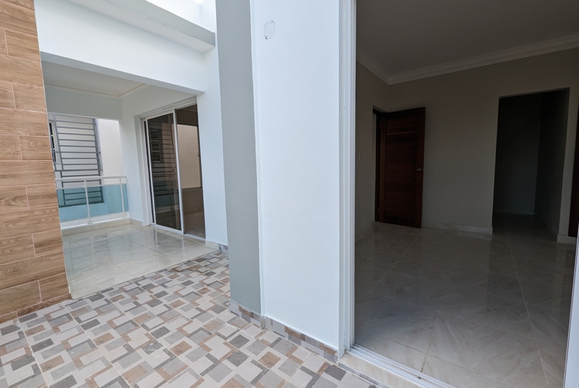 Casa Nueva con Amplio Patio en Prado Oriental