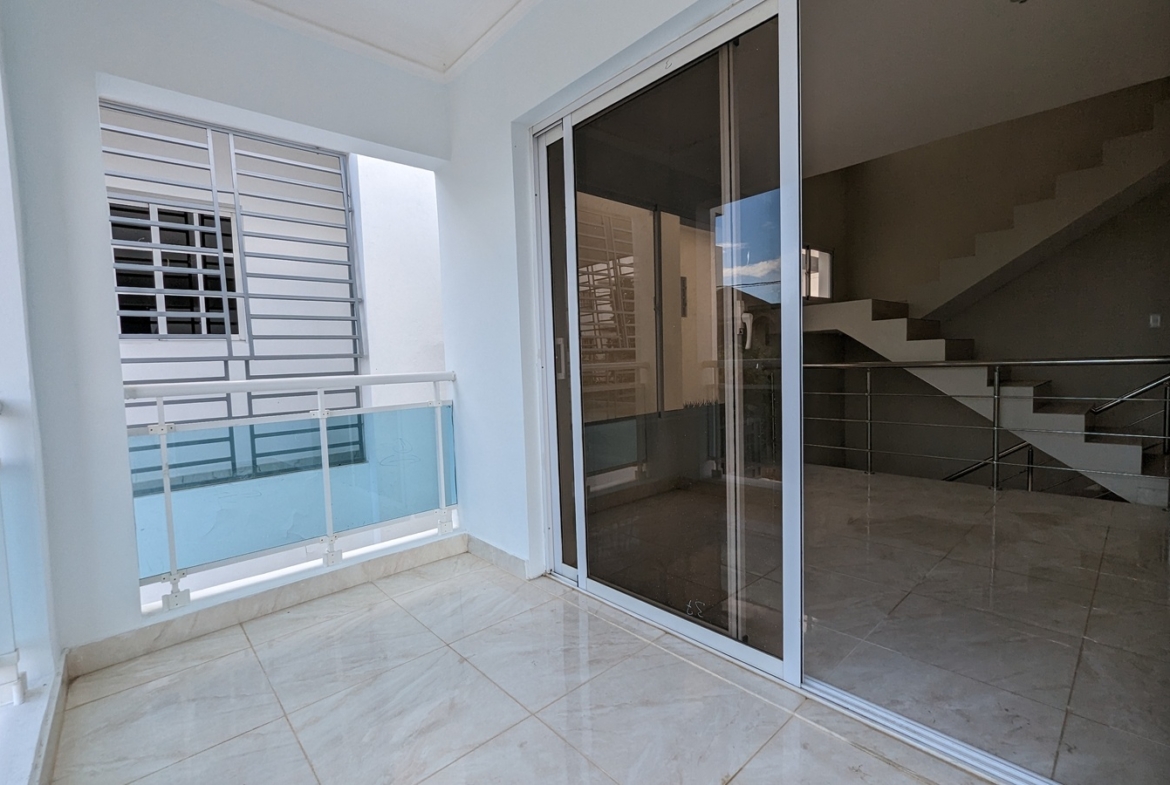 Casa Nueva con Amplio Patio en Prado Oriental