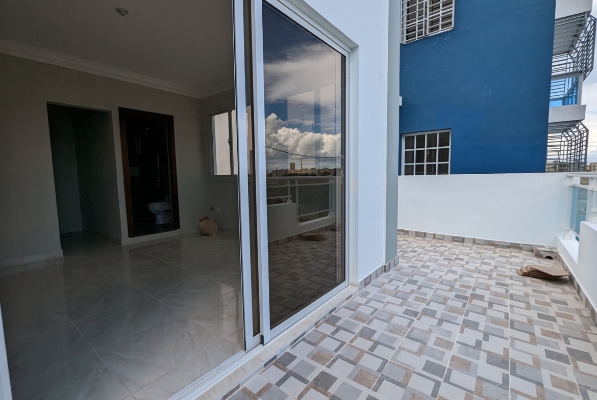 Casa Nueva con Amplio Patio en Prado Oriental
