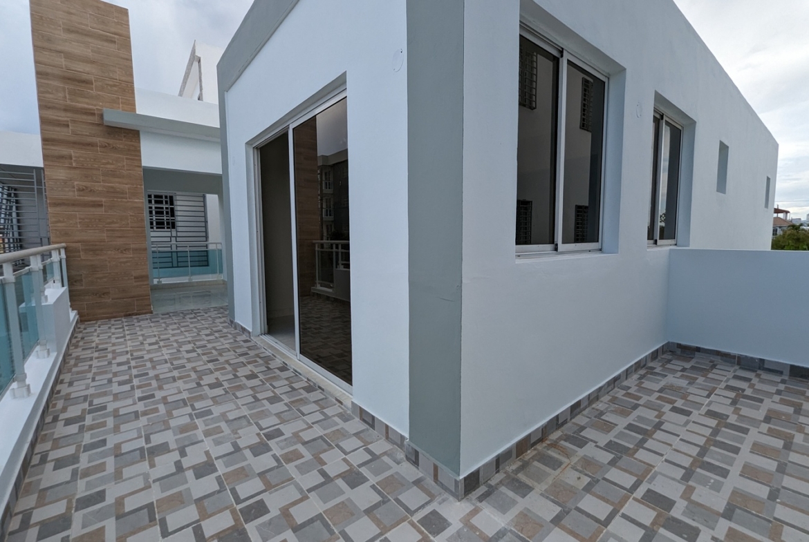 Casa Nueva con Amplio Patio en Prado Oriental