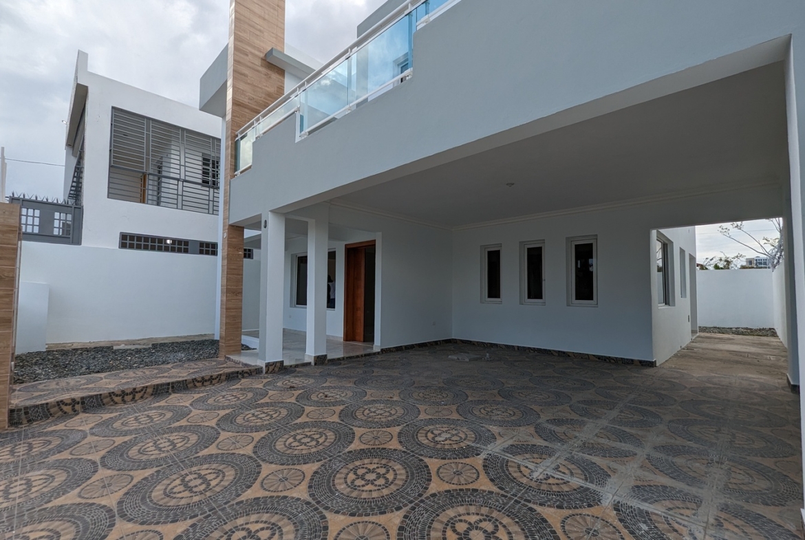 Casa con Terraza y Patio Grande en Prado Oriental