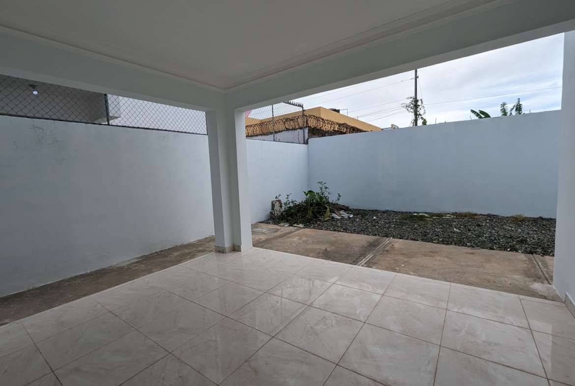 Casa con Terraza y Patio Grande en Prado Oriental