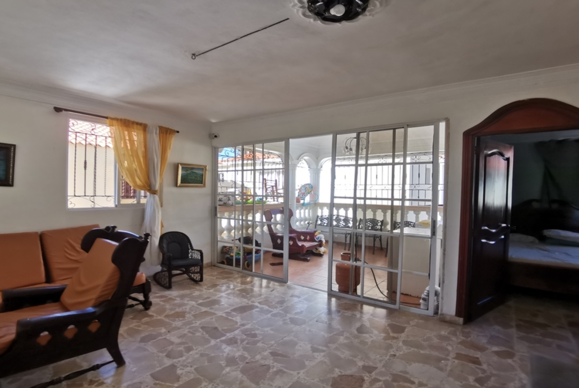 Casa Clásica “Negociable” en Mejor Calle de  Los Corales del Sur