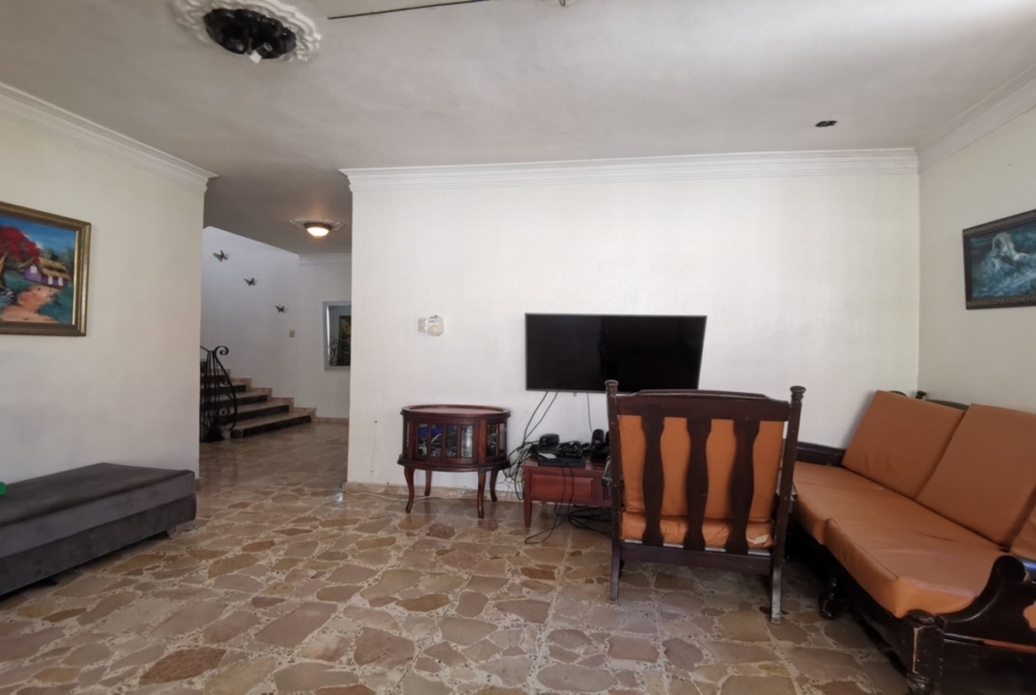 Casa Clásica “Negociable” en Mejor Calle de  Los Corales del Sur