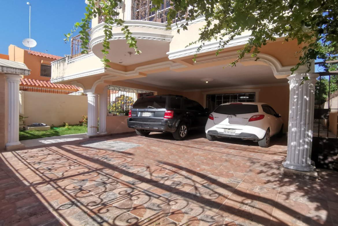 Casa Clásica “Negociable” en Mejor Calle de  Los Corales del Sur