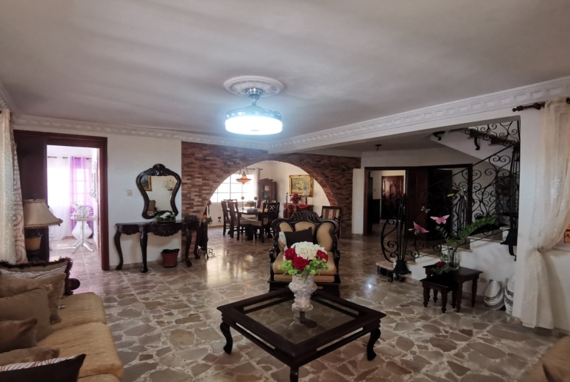 Casa Clásica “Negociable” en Mejor Calle de  Los Corales del Sur