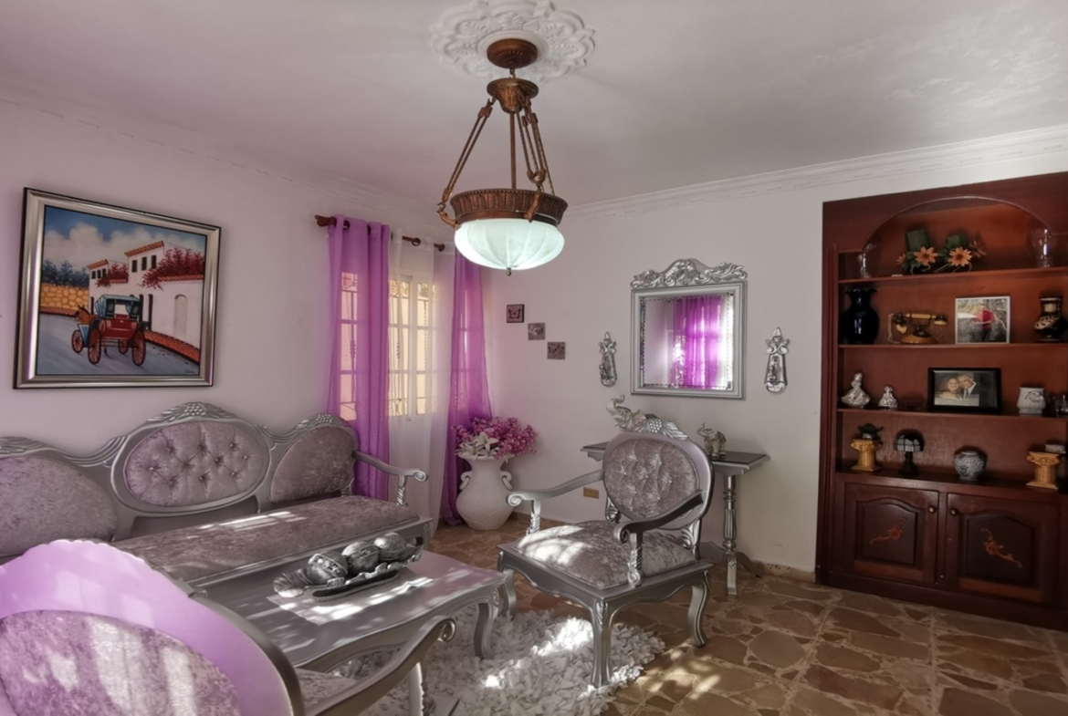 Casa Clásica “Negociable” en Mejor Calle de  Los Corales del Sur