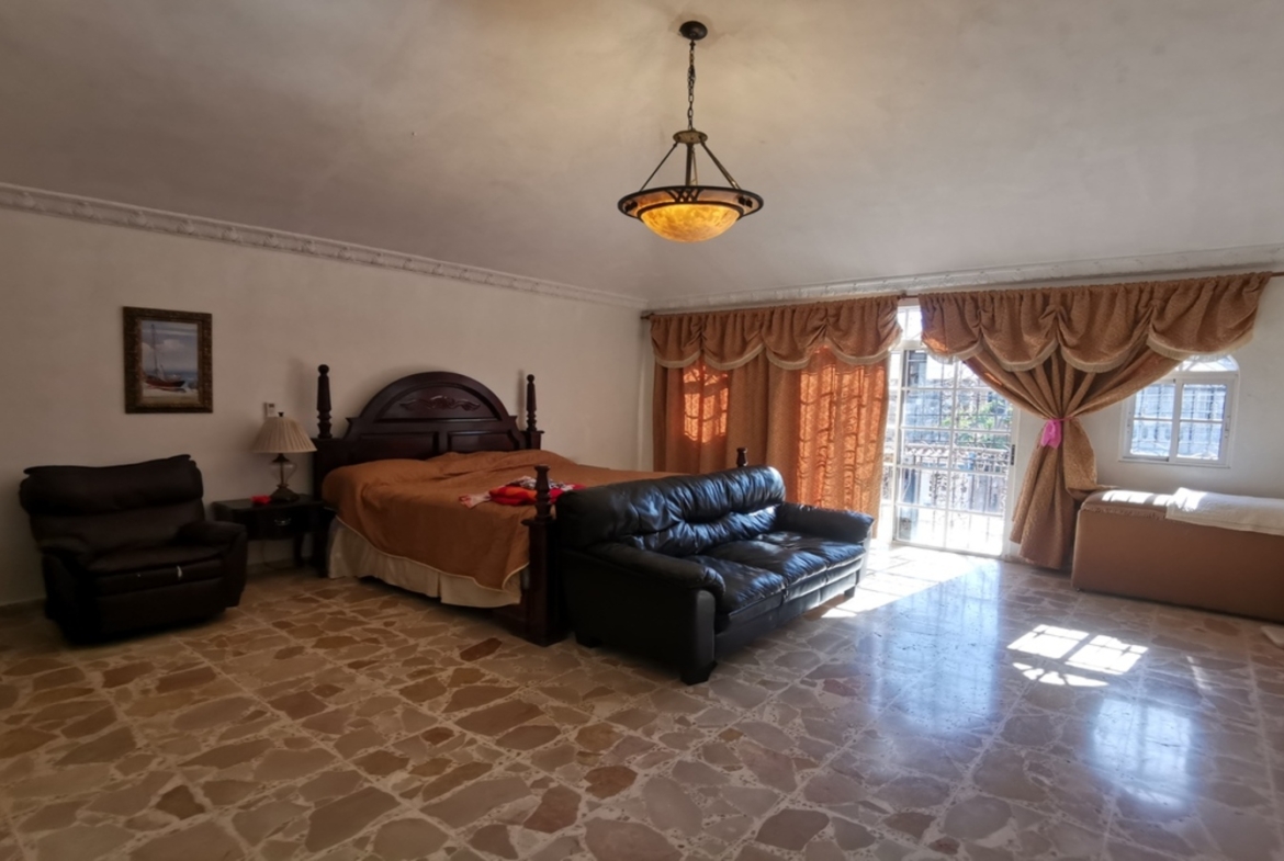 Casa Clásica “Negociable” en Mejor Calle de  Los Corales del Sur