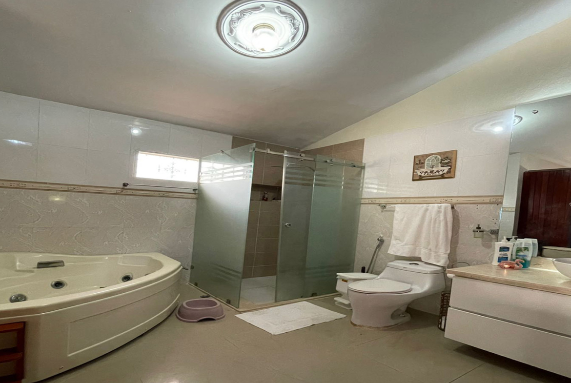 ¡Bienvenidos a esta imponente Casa Familiar en Higuey
