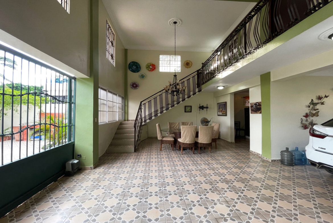 ¡Bienvenidos a esta imponente Casa Familiar en Higuey