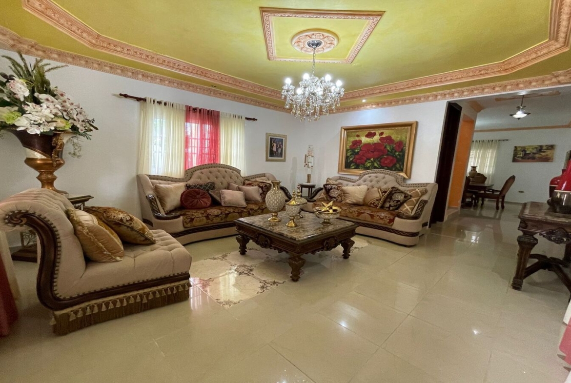 ¡Bienvenidos a esta imponente Casa Familiar en Higuey