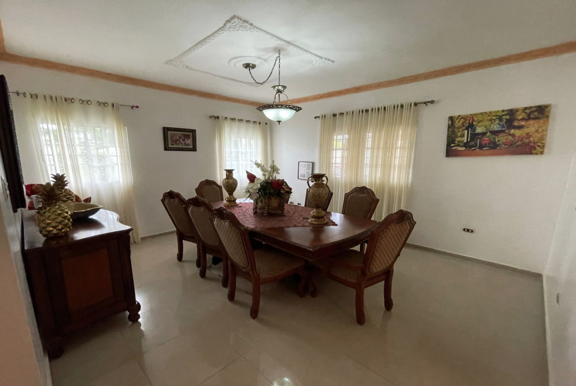 ¡Bienvenidos a esta imponente Casa Familiar en Higuey