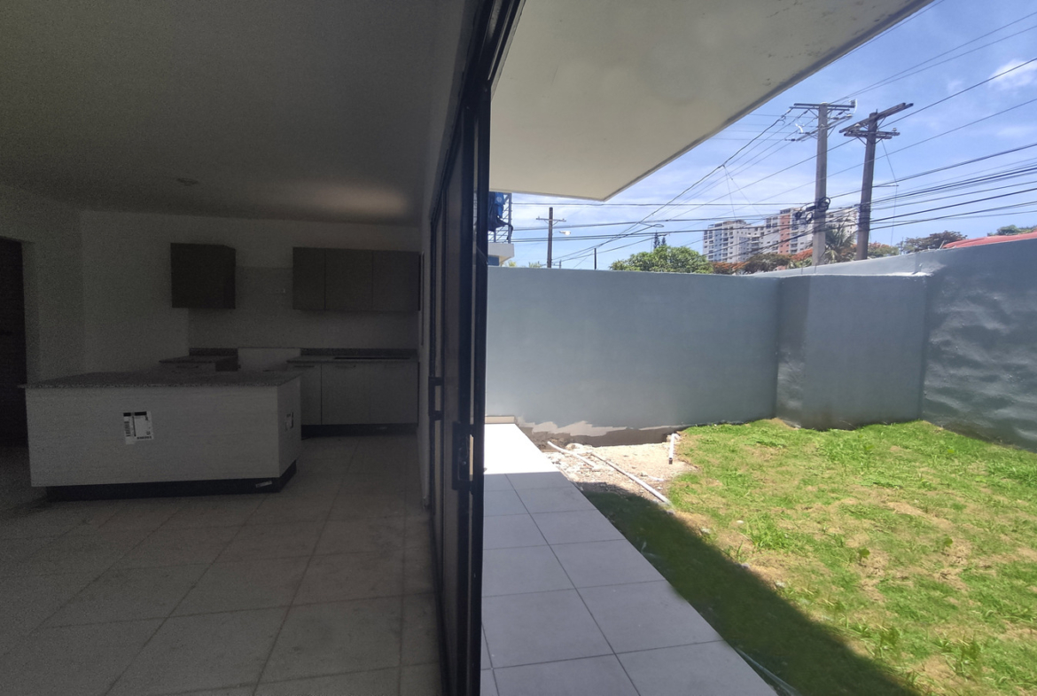 Apartamento 1er Piso con Patio en Los 3 Ojos