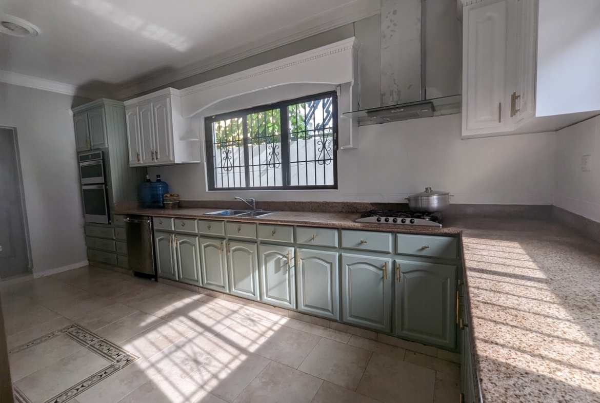 Casa de 3 Niveles con Piscina en Los Corales del Sur OPORTUNIDAD REBAJADA