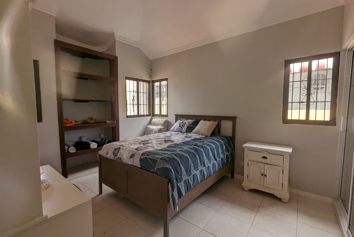 Casa de 3 Niveles con Piscina en Los Corales del Sur OPORTUNIDAD REBAJADA