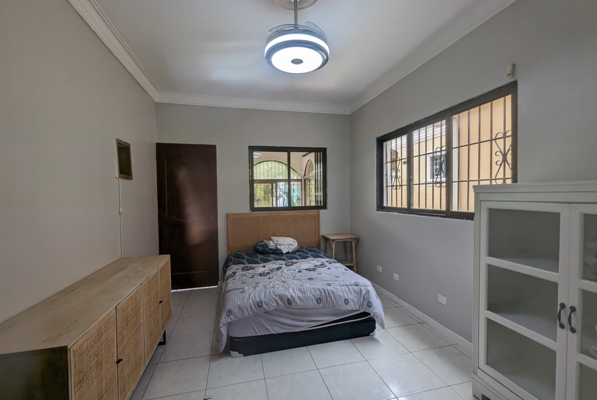 Casa de 3 Niveles con Piscina en Los Corales del Sur OPORTUNIDAD REBAJADA