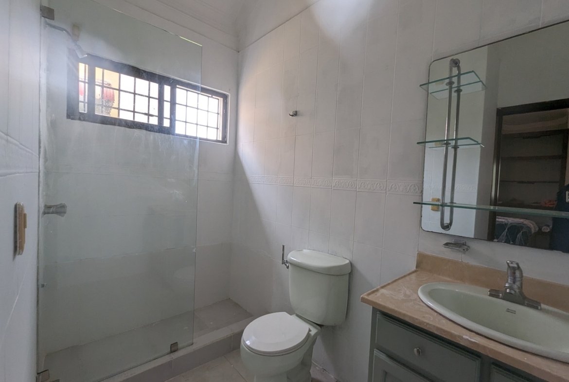 Casa de 3 Niveles con Piscina en Los Corales del Sur OPORTUNIDAD REBAJADA