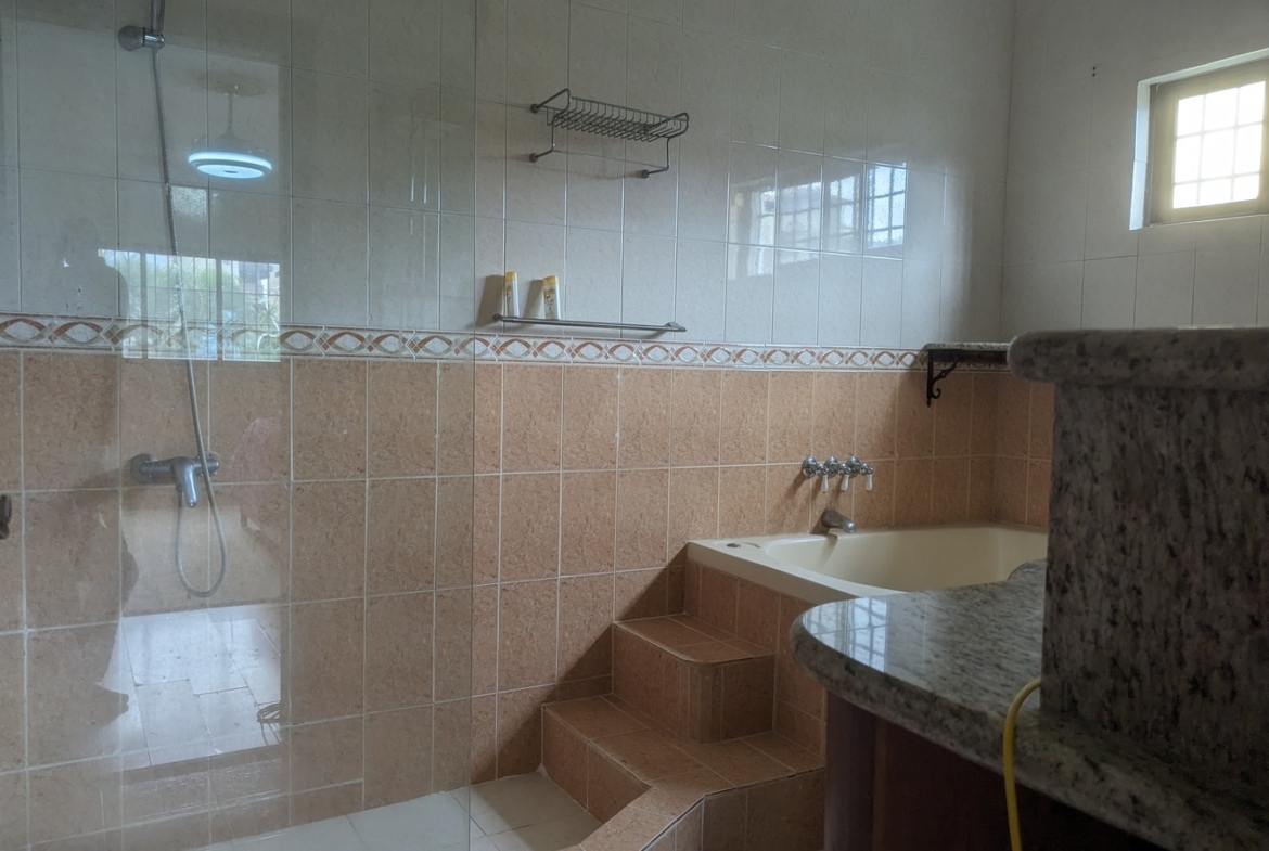 Casa de 3 Niveles con Piscina en Los Corales del Sur OPORTUNIDAD REBAJADA