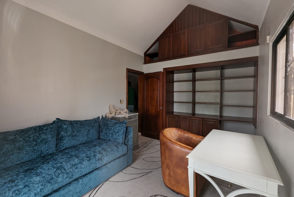 Casa de 3 Niveles con Piscina en Los Corales del Sur OPORTUNIDAD REBAJADA