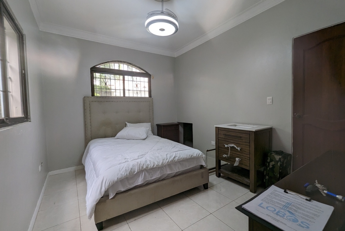 Casa de 3 Niveles con Piscina en Los Corales del Sur OPORTUNIDAD REBAJADA