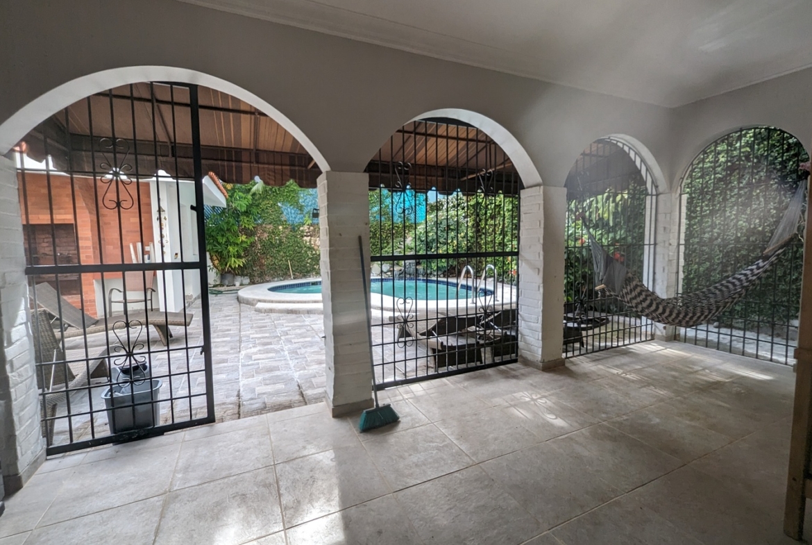 Casa de 3 Niveles con Piscina en Los Corales del Sur OPORTUNIDAD REBAJADA