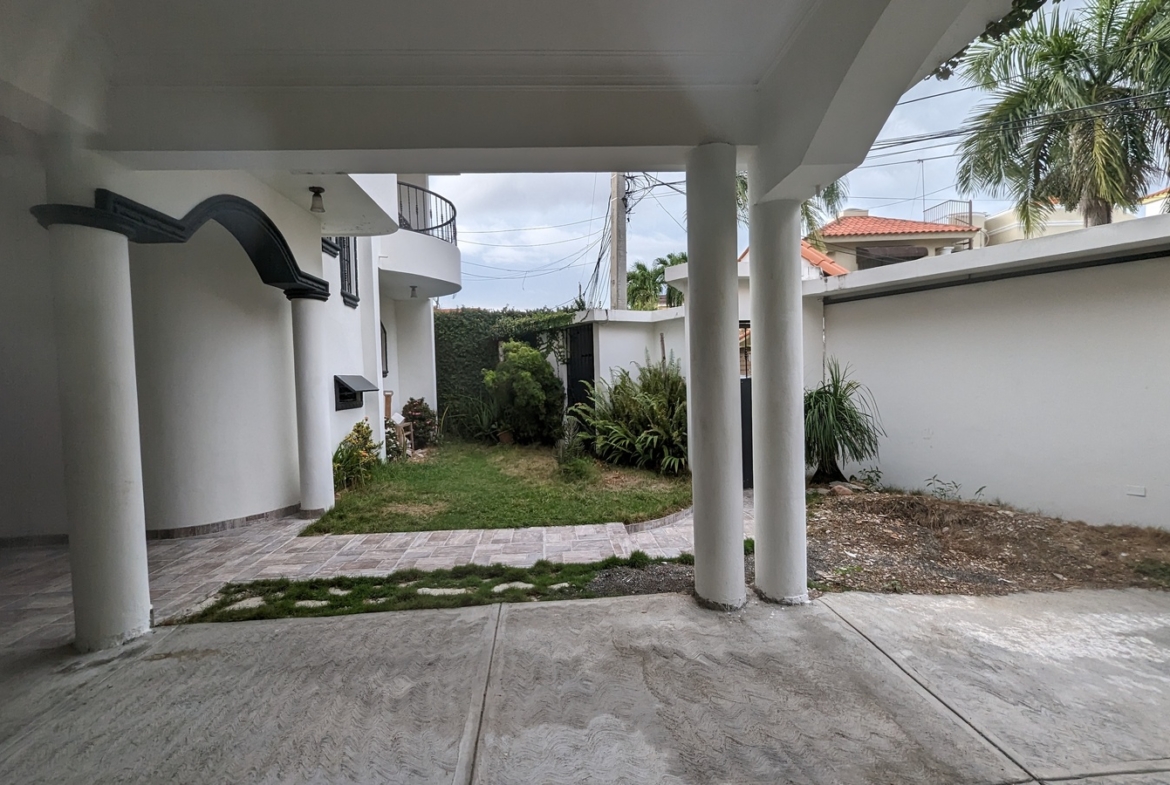 Casa de 3 Niveles con Piscina en Los Corales del Sur OPORTUNIDAD REBAJADA