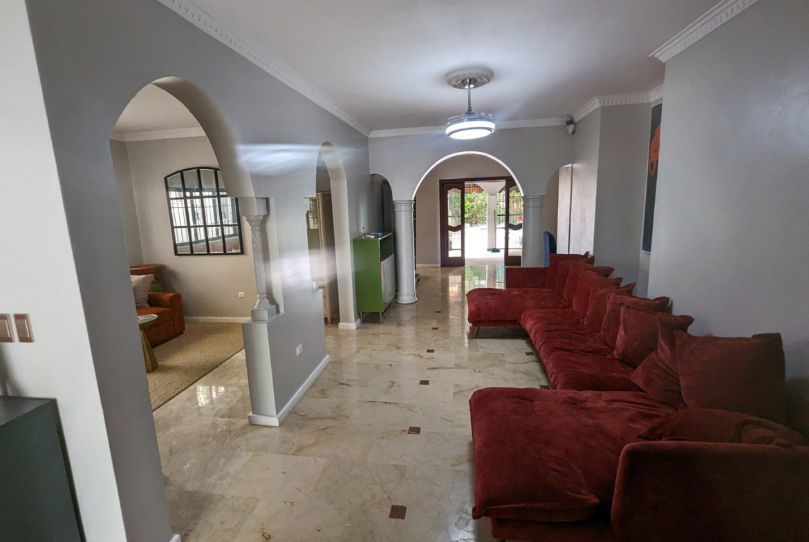 Casa de 3 Niveles con Piscina en Los Corales del Sur OPORTUNIDAD REBAJADA