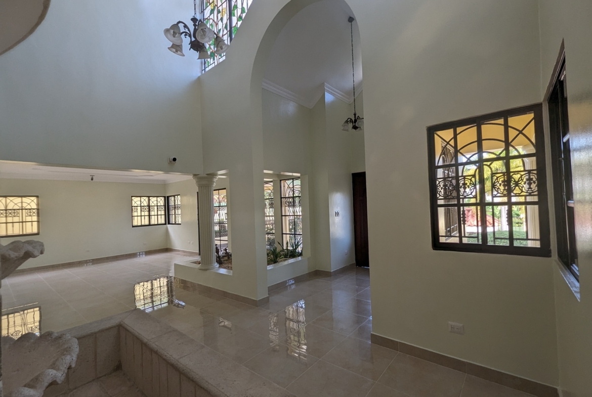 Vive en el Paraiso; Acabas de descubrir: Casa Familiar en Alameda Este