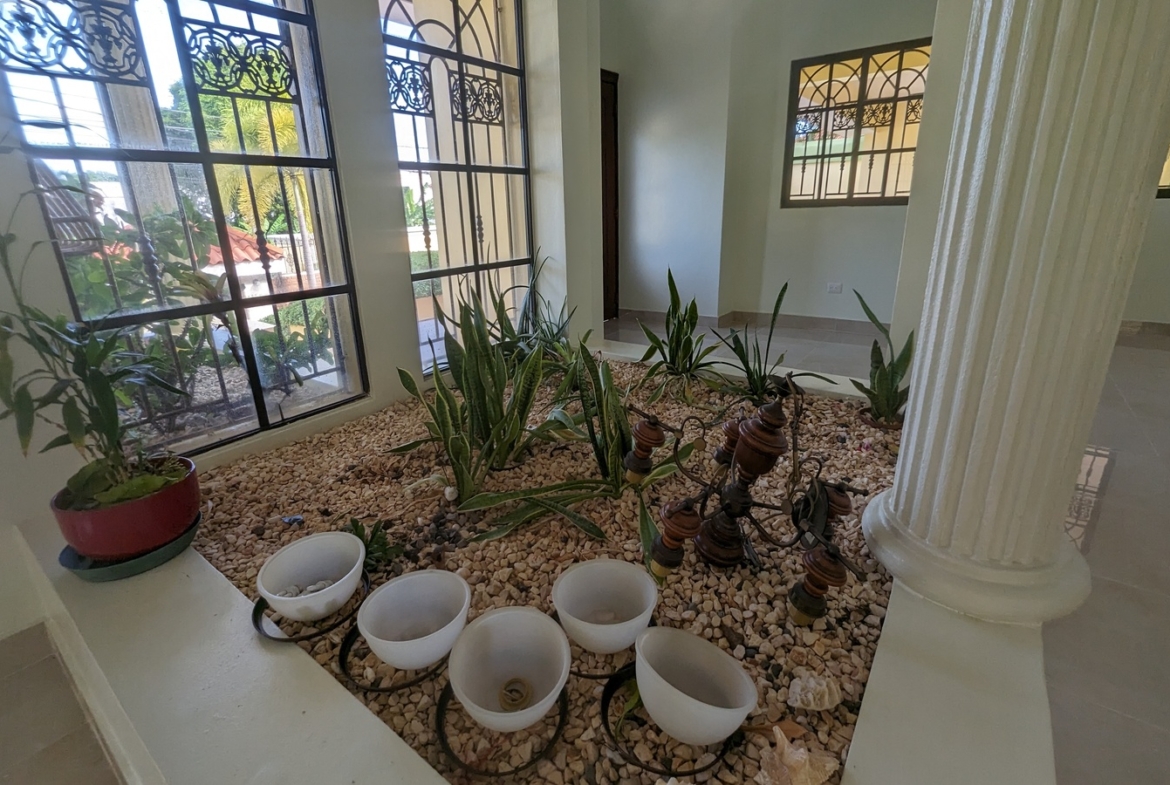 Vive en el Paraiso; Acabas de descubrir: Casa Familiar en Alameda Este