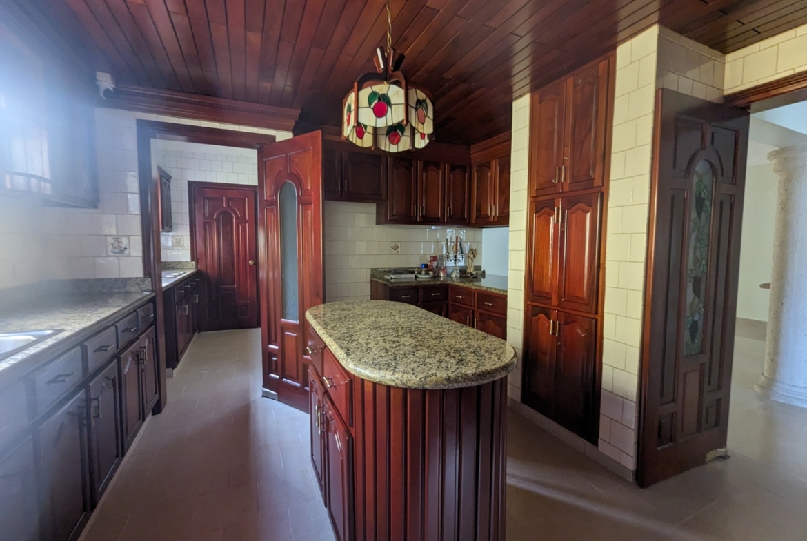 Vive en el Paraiso; Acabas de descubrir: Casa Familiar en Alameda Este