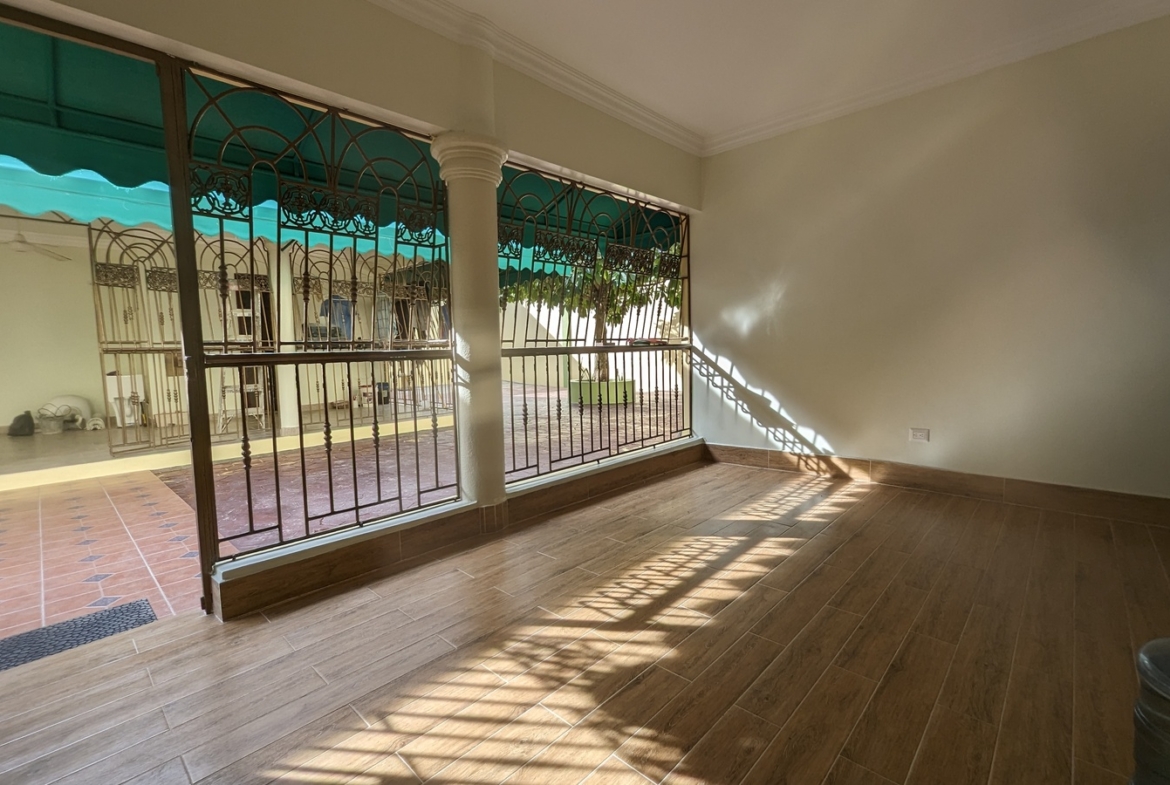 Vive en el Paraiso; Acabas de descubrir: Casa Familiar en Alameda Este