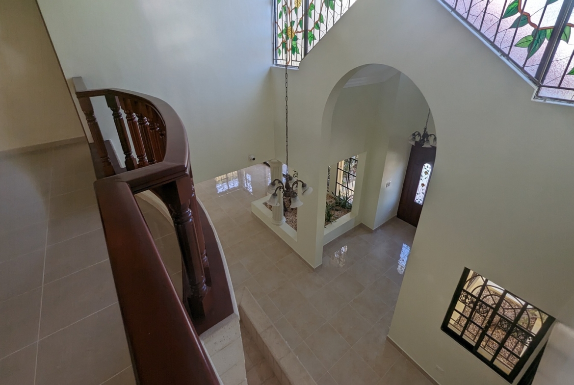 Vive en el Paraiso; Acabas de descubrir: Casa Familiar en Alameda Este