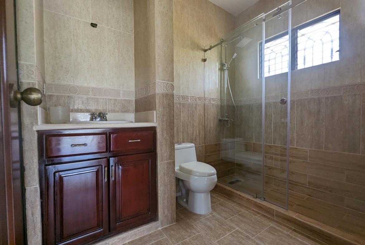 Vive en el Paraiso; Acabas de descubrir: Casa Familiar en Alameda Este