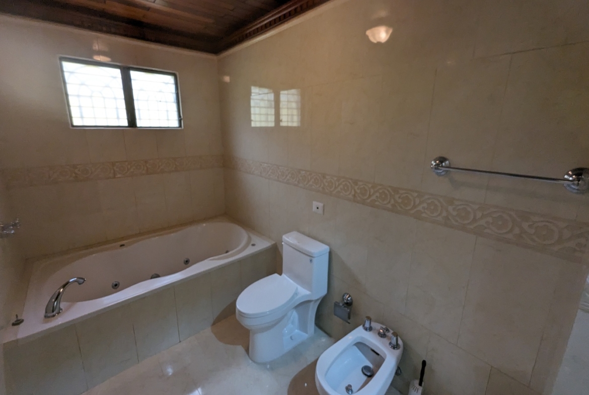 Vive en el Paraiso; Acabas de descubrir: Casa Familiar en Alameda Este