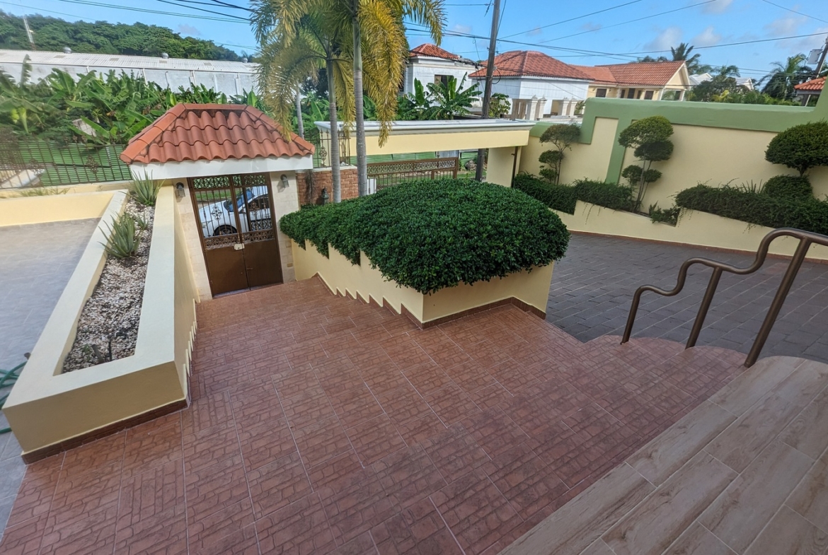 Vive en el Paraiso; Acabas de descubrir: Casa Familiar en Alameda Este
