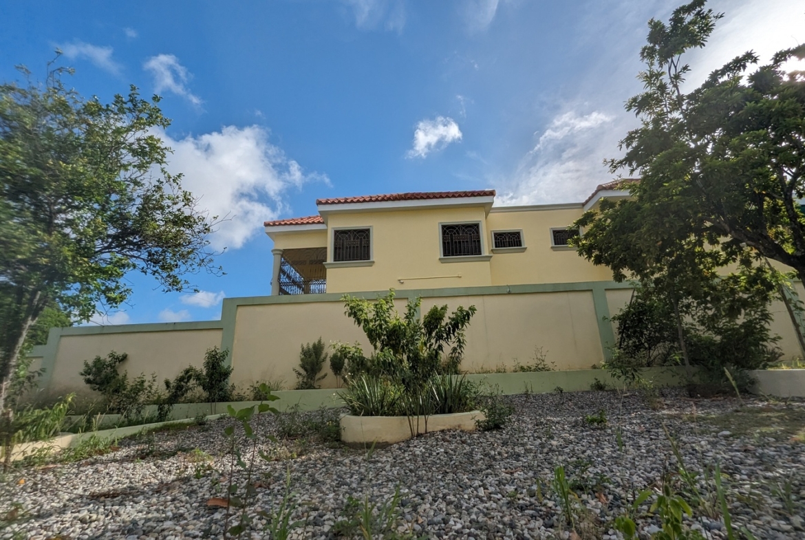 Vive en el Paraiso; Acabas de descubrir: Casa Familiar en Alameda Este