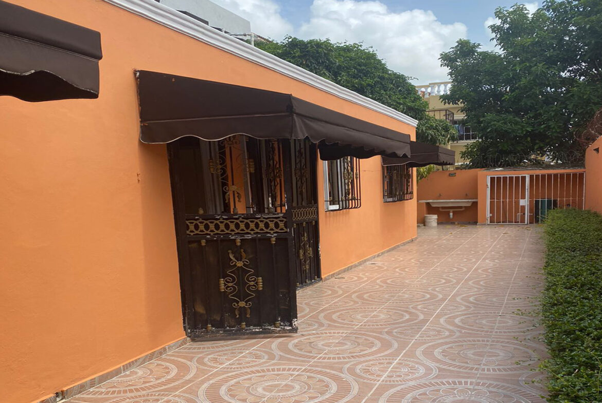 Casa de 1 Nivel con Potencial Para un Segundo en Prado Oriental